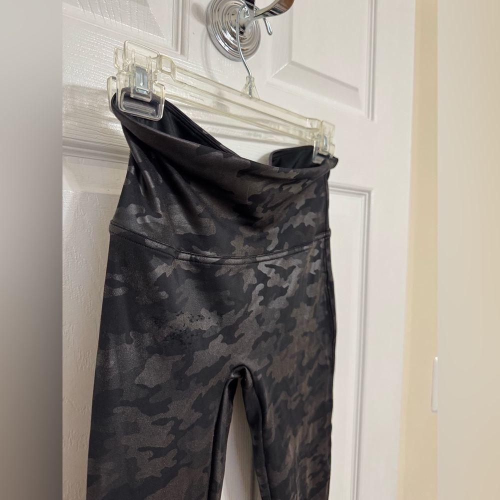 SPANX Faux Leather Leggings High Waist Camo Matte Black 20185R - Picture 7 of 10